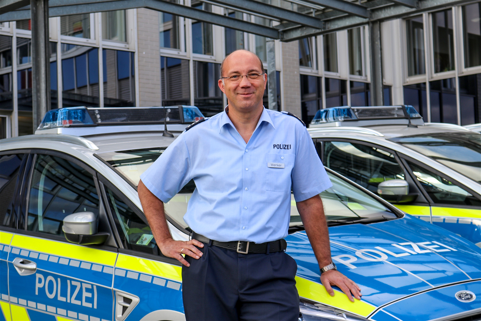 Einstellungsberater Polizeihauptkommissar Martin Wenker vor einem Streifenwagen