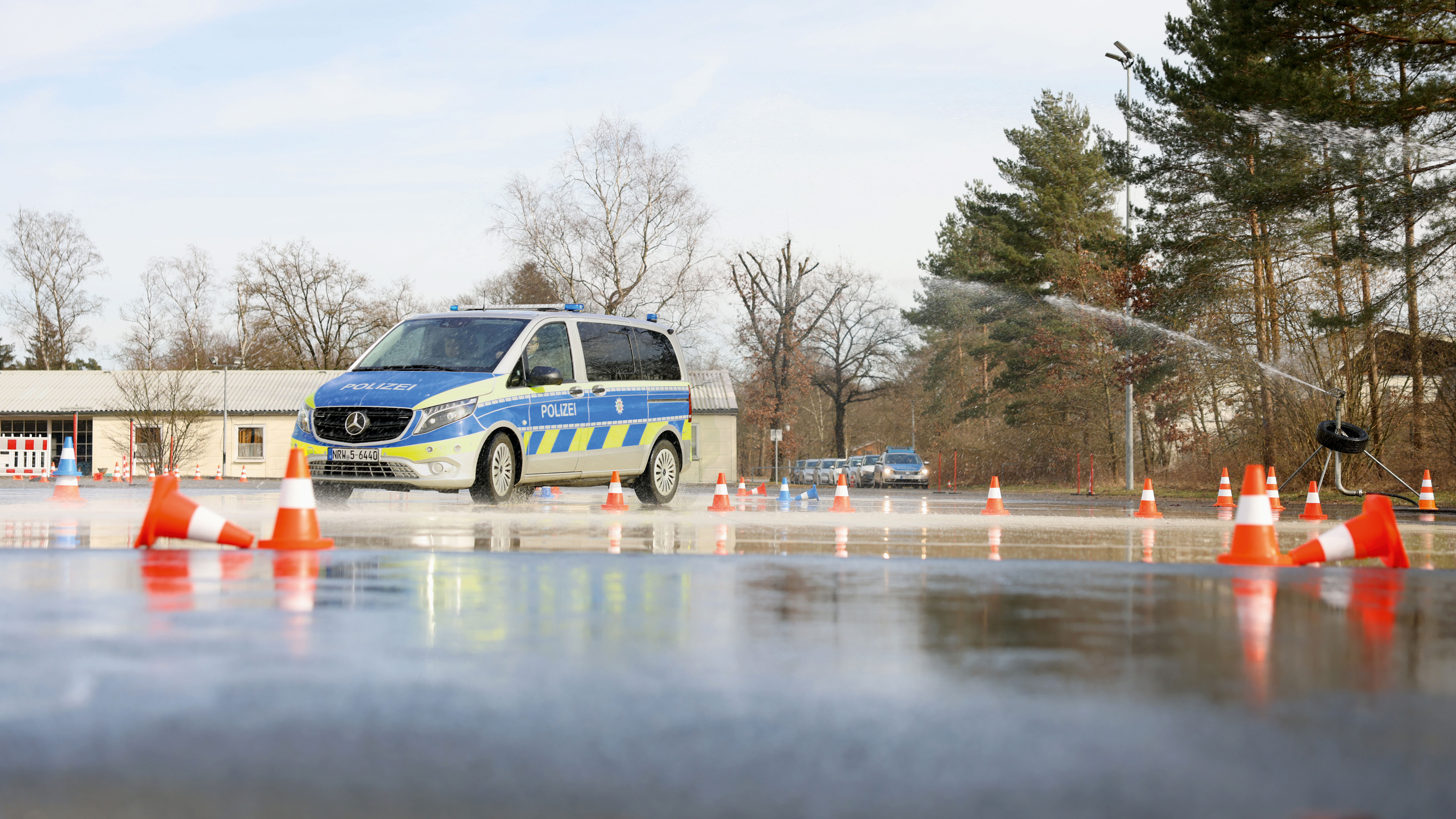 Im Übungsparcours fordern Bremsen und Ausweichen auf glattem Untergrund einiges an fahrerischem Können.
