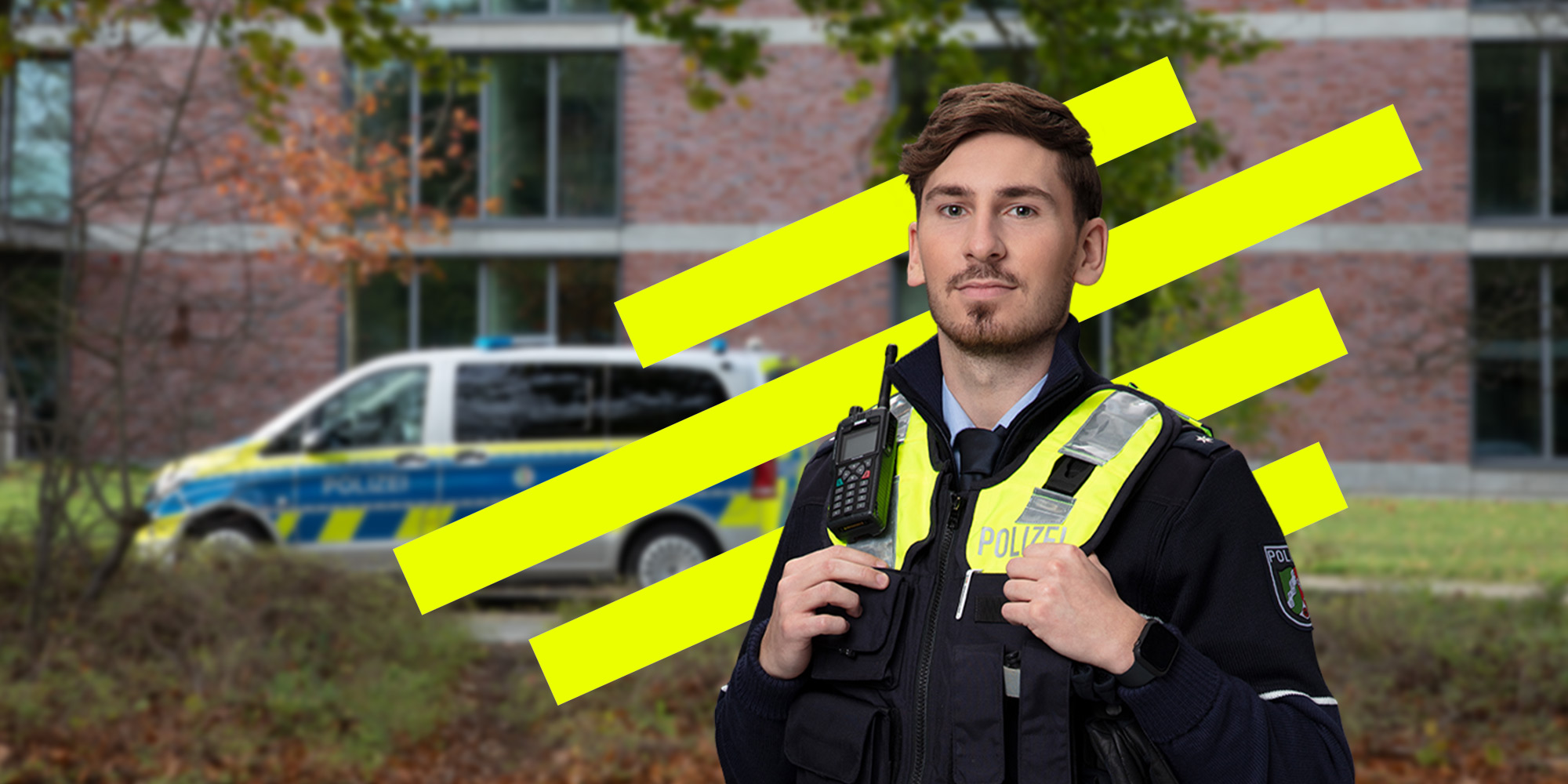 Portraitfoto von Polizeikommissar Justus. Hinter ihm ein grafisches Element. Drei neongelbe Querbalken. Im Hintergrund ein Streifenwagen, der vor einem Gebäude am Straßenrand parkt.