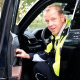 Polizeioberkommissar Markus Meyer zu Erpen blickt aus einer geöffneten Fahrertür in die Kamera