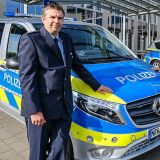 Polizeidirektor Holger Meier mit Landrat Sven-Georg Adenauer vor der Polizeiwache in Gütersloh