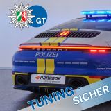 Ein Porsche 911 im Polizeidesign von hinten 