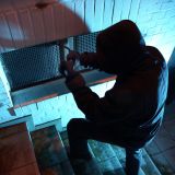 Einbrecher am Kellerfenster