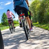 Eine Gruppe Radfahrer von unten fotografiert