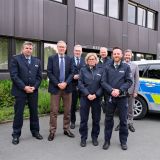 Bild (v.l.n.r.): LPD Holger Meier, Landrat Sven-Georg Adenauer, PD Dirk Zeller, PHKin Heike Kreß, PHK Andres Möllenhoff, POK Fabian Meise, Bürgermeister Marco Diethelm