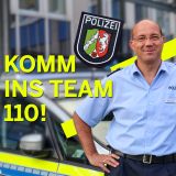 Polizeihauptkommissar Martin Wenker steht vor einigen Streifenwagen. Text Komm ins Team 110