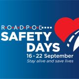 Weiße Schrift auf blauem Hintergrund. ROADPOL SAFETY DAYS 16-22-September Stay alive and save lives. Daneben ein Herz, oben rot unten weiß, durch dessen Mitte eine Straße gezeichnet ist