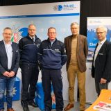 Regierungsbeschäftigter Uwe Arlitt, Polizeihauptkommissar Jürgen Pierenkemper, Polizeihauptkommissar Jürgen Schweig (beide Bezirksdienst Rheda), Landrat Sven-Georg Adenauer und Kriminalhauptkommissar Guido Baratella.
