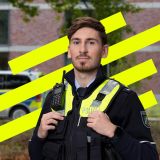 Portraitfoto von Polizeikommissar Justus. Hinter ihm ein grafisches Element. Drei neongelbe Querbalken. Im Hintergrund ein Streifenwagen, der vor einem Gebäude am Straßenrand parkt.