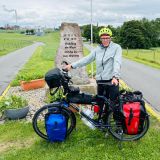 Der ehemalige Wachleiter Frank Eigelshofen steht mit seinem Fahrrad an dem Gedenkstein zur Wesermündung.