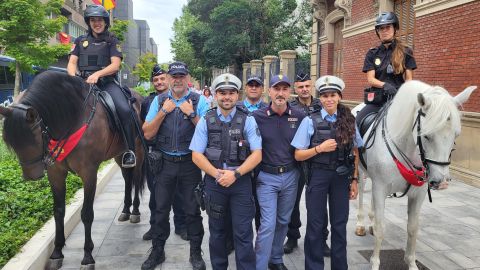 Gruppenfoto mit der Reiterstaffel Unidad de Caballeria