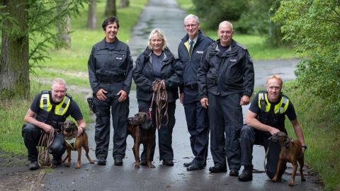 Das Spürhundeführerteam ist eine eingeschworene Truppe: v.l. Rainer Hergarten, Nicole Höpfner,  Christine zum Bruch, Sachgebietsleiter Martin Stroop, Wolfgang Fischer und Arne Hoffmann.