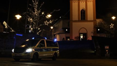 Streifenwagen am späten Abend vor der weihnachtlichen Nikolaikirche beim Siegener Weihnachtsdorf