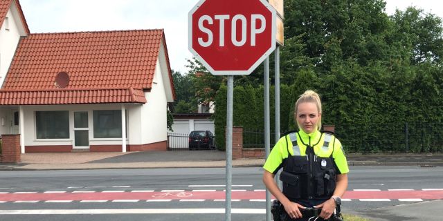Polizeikommissarin Katharina Philippi steht unter einem Stoppschild