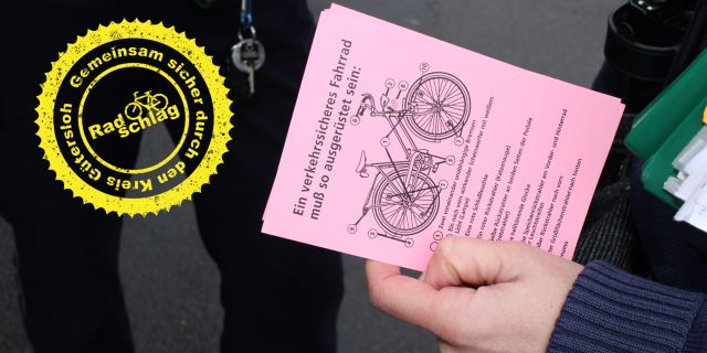 Eine rote Karte, auf der die Zeichnung eines Fahrrades mit Erklärungen, wie es ausgestattet sein muss