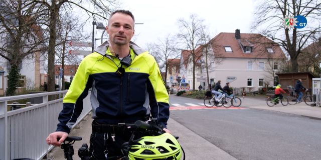 Ein Polizist auf einem Fahrrad