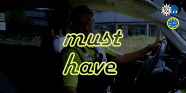 In der Mitte steht in neongelb "must have" im Hintergrund abgedunkelt eine Polizistin in einem Streifenwagen