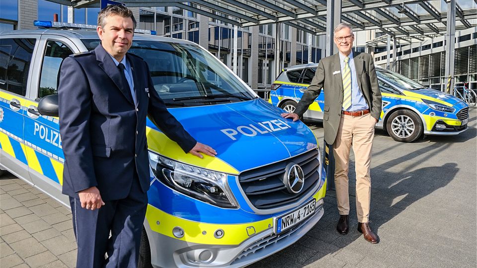 Polizeidirektor Holger Meier mit Landrat Sven-Georg Adenauer vor der Polizeiwache in Gütersloh
