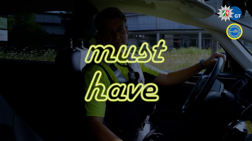 In der Mitte steht in neongelb "must have" im Hintergrund abgedunkelt eine Polizistin in einem Streifenwagen