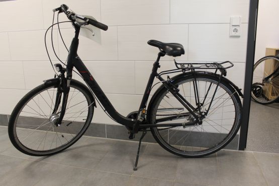 schwarzes Touringrad, Hersteller Giant, Modell Tourer CS