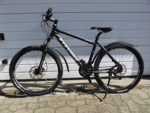 Schwarzes Mountainbike mit silberner Aufschrift Stevens am Rahmen