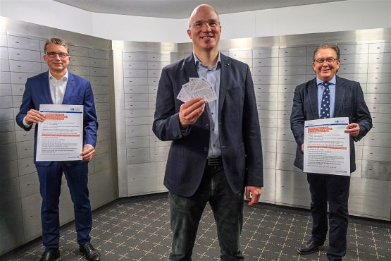 Michael Deitert (Vorstandsvorsitzender Volksbank Bielefeld-Gütersloh, KHK Marco Hein (Kommissariat Kriminalprävention/ Opferschutz), EKHK Bernd Stehmann (stellvertr. Direktionsleiter Kriminalität)