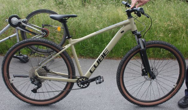 Beiges Mountainbike mit Markenaufdruck Cube