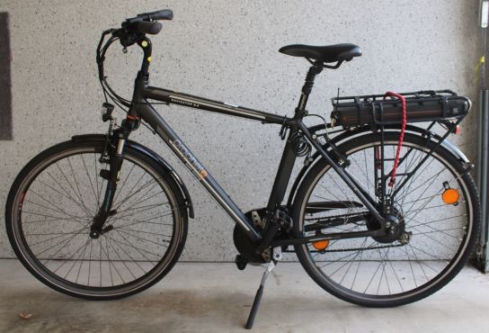 Anthrazitfarbenes E-Bike der Marke prophete