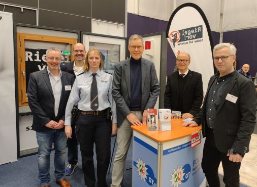Regierungsbeschäftigter Uwe Arlitt, Alexander Kostka (Kreishandwerkerschaft Gütersloh-Bielefeld), Polizeioberkommissarin Stefanie Bastian, Landrat Sven-Georg Adenauer, Landtagspräsident von NRW André Kuper und Kriminalhauptkommissar Guido Baratella.