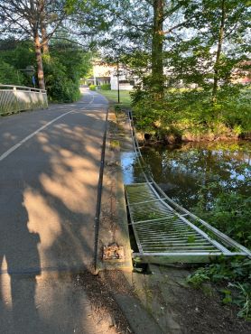 Beschädigtes Brückengeländer am Abrocksbach in Harsewinkel