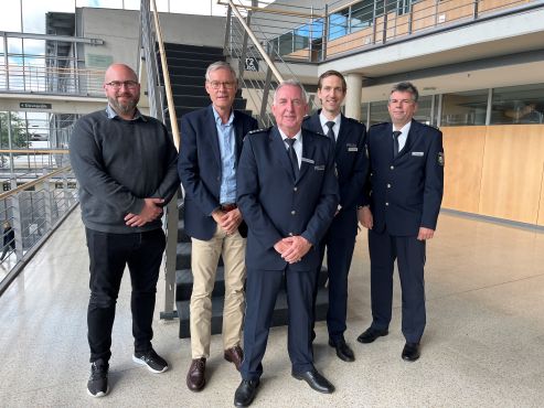 Bild (v.l.n.r.): PHK Bern Schröder, Landrat Sven-Georg Adenauer, EPHK Uwe Ahlemeyer, POR Benedikt Schlüchtermann und LPD Holger Meier