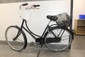 Schwarzes Hollandrad der Marke Gazelle mit schwarzem Fahrradkorb
